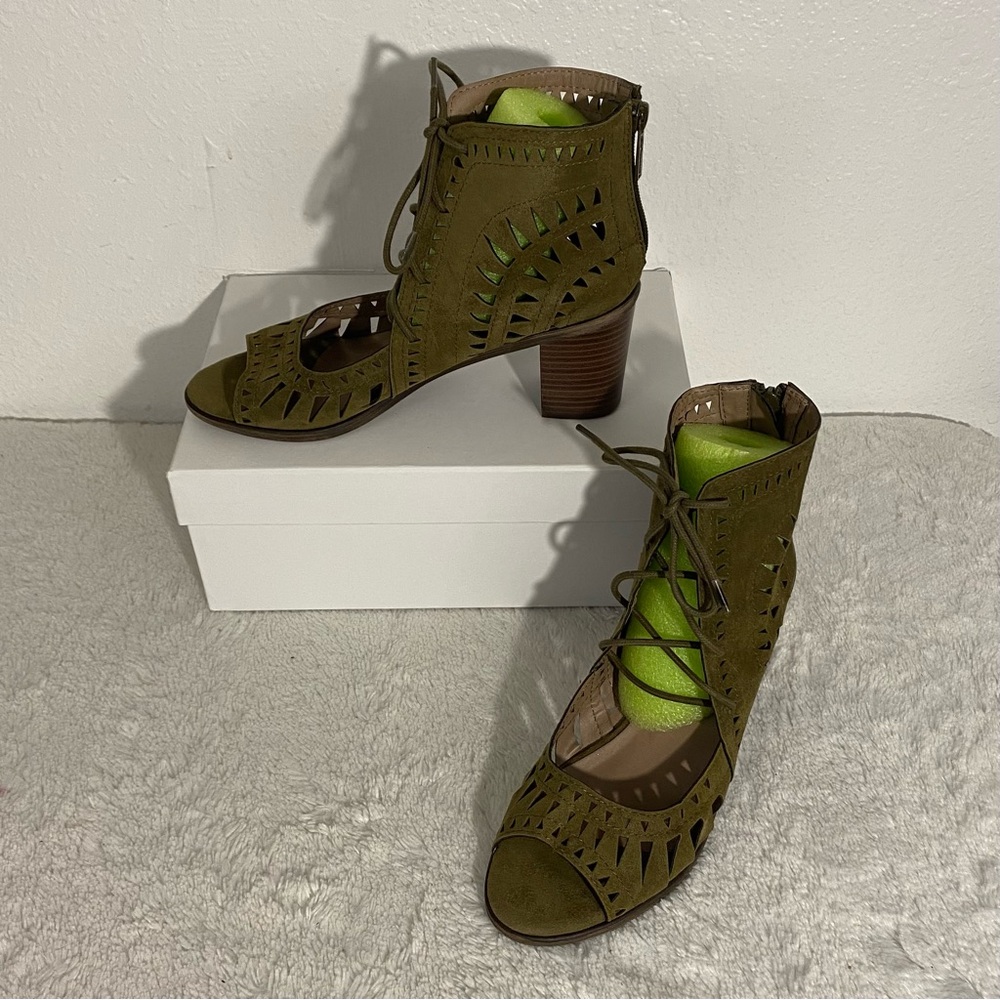 Breckelle’s Gabby Olive Green Vegan Suede Stacked Heel Sandals Women’s Size 7.5